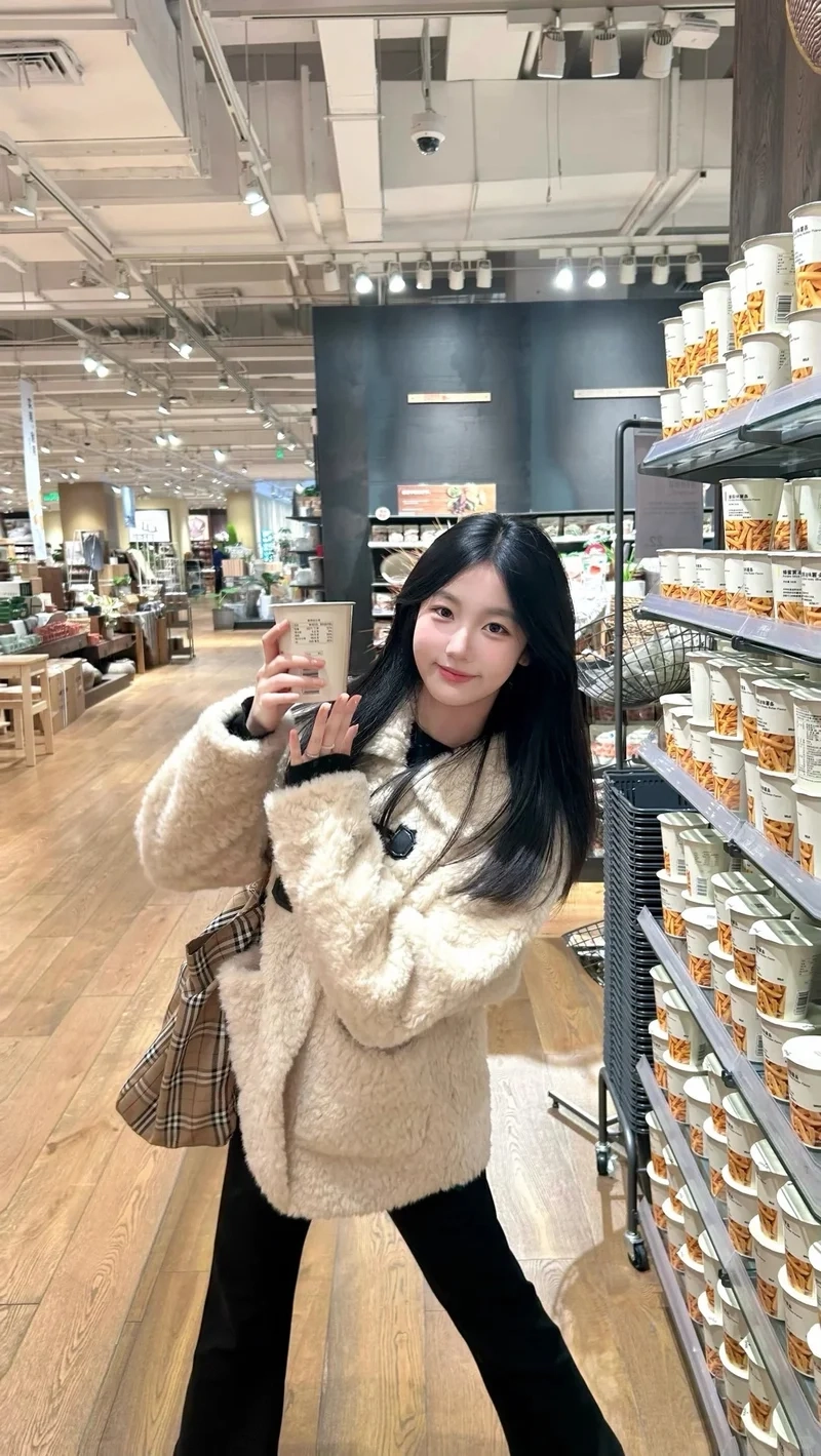 Áo khoác lông cừu là ai mà gây bão mạng