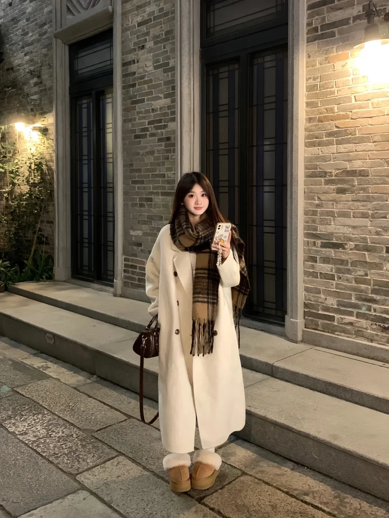 Giữ ấm nhẹ nhàng với áo măng tô mùa lạnh