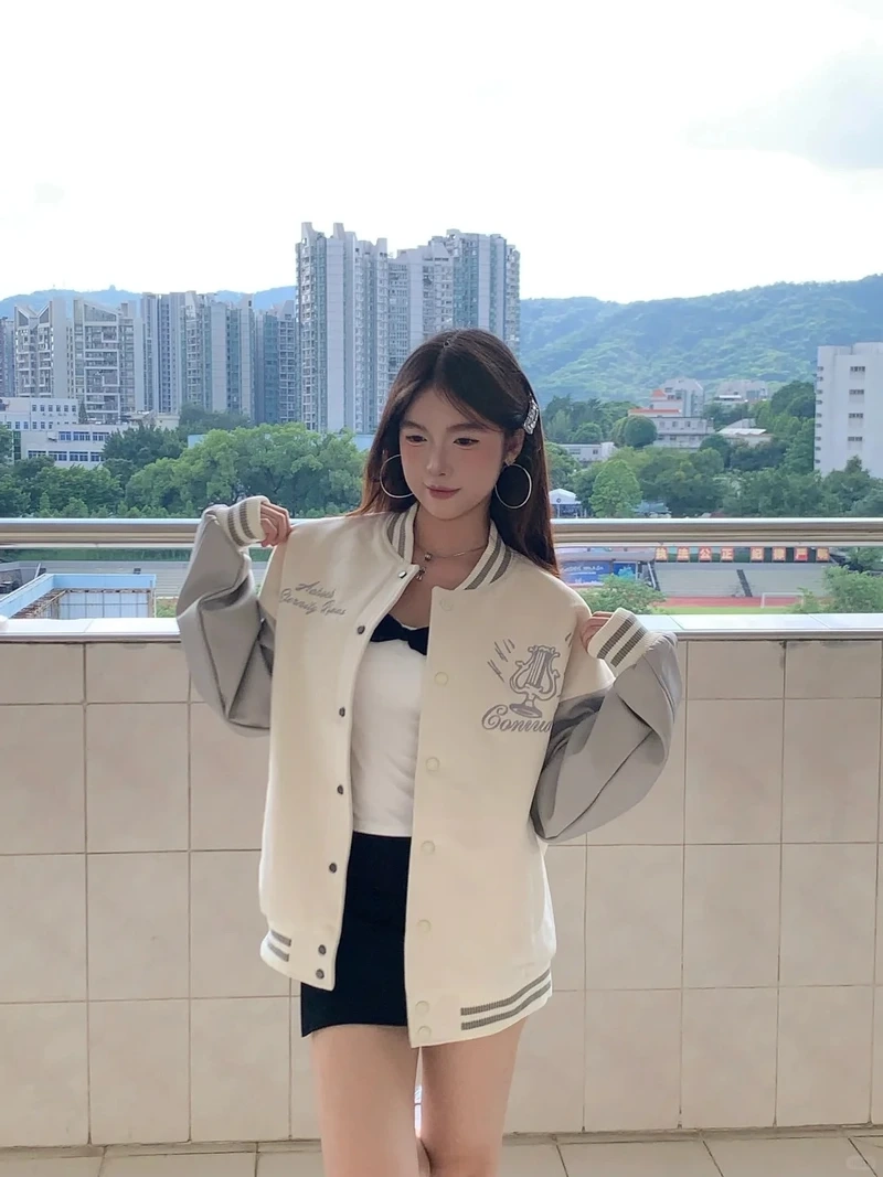 Dễ thương năng động cùng áo khoác varsity nữ