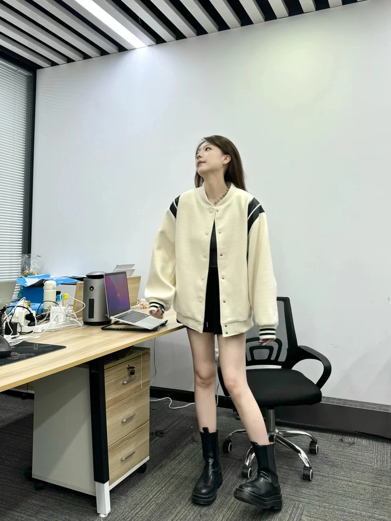 Tạo điểm nhấn cùng áo khoác varsity đẹp