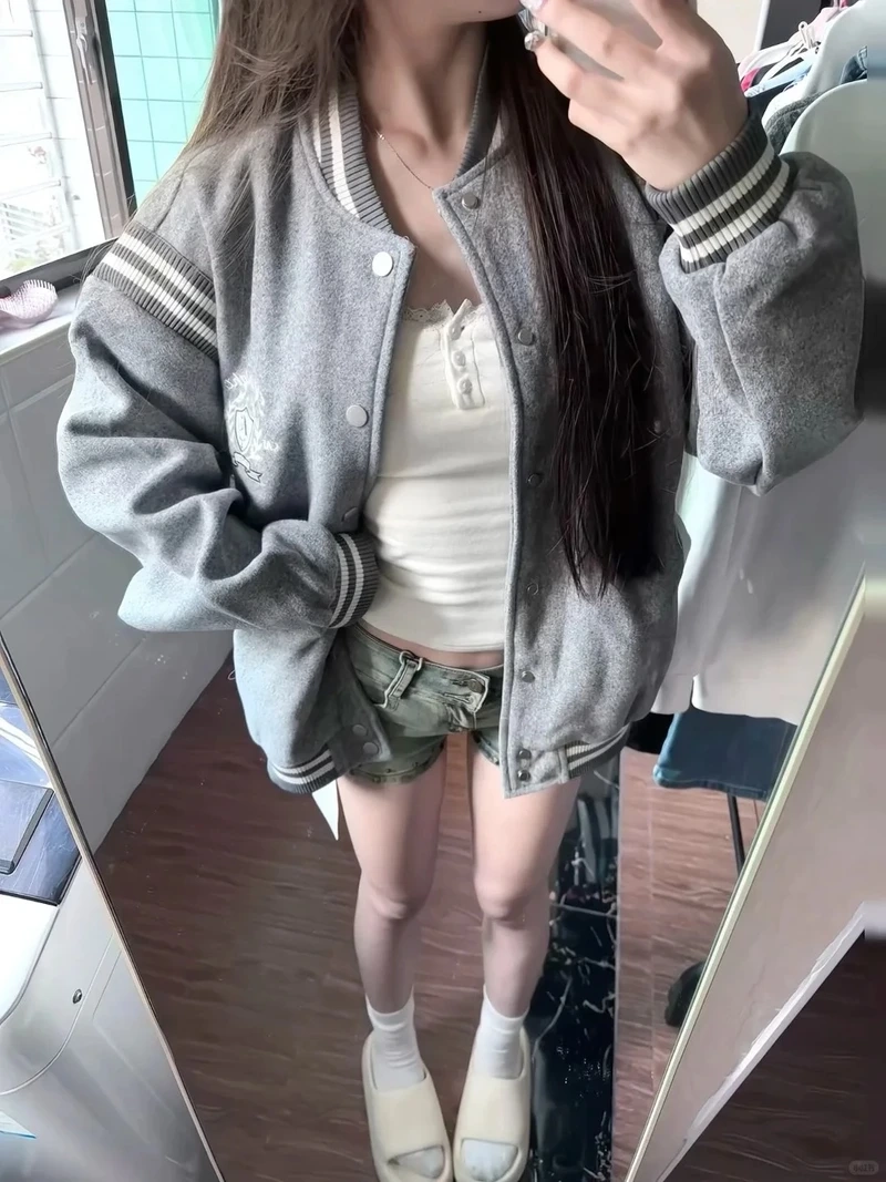 Phối đồ sành điệu cùng áo khoác varsity thời trang