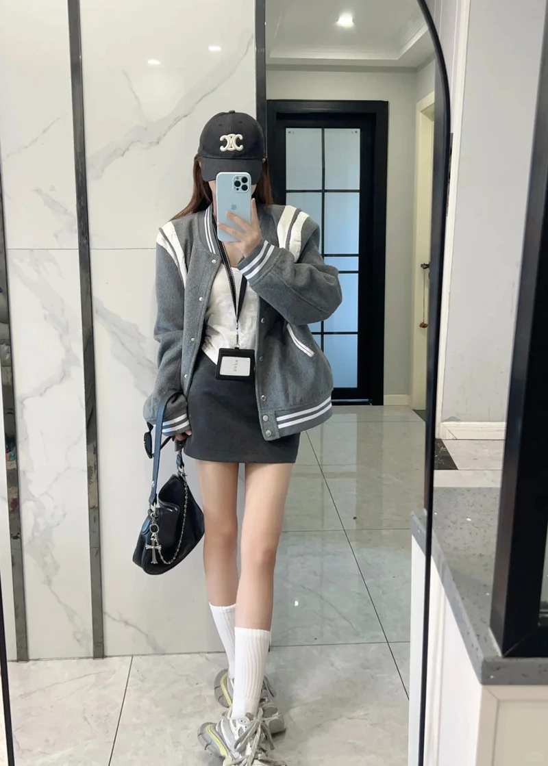 Phong cách linh hoạt cùng áo khoác varsity unisex