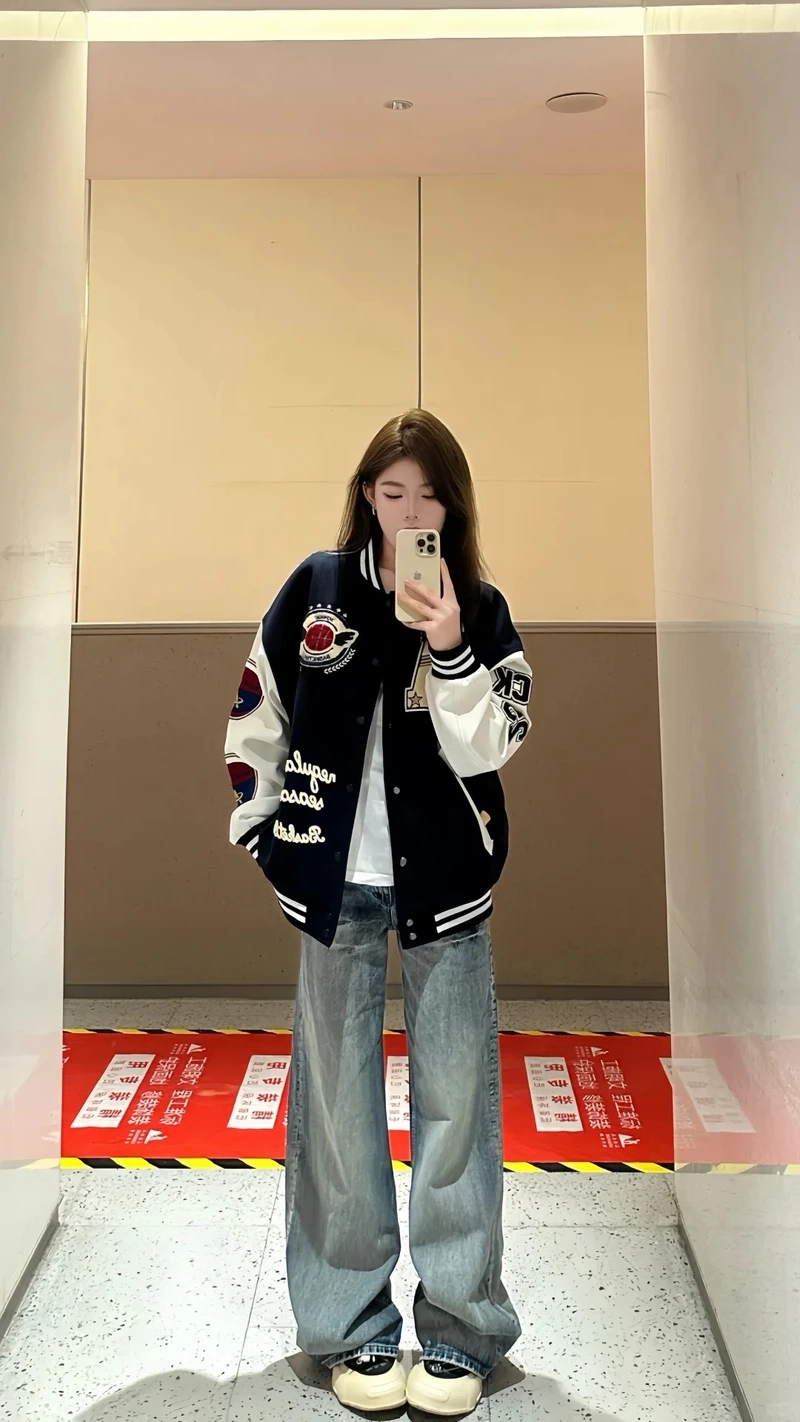 Thời tiết dịu nhẹ hợp áo khoác varsity mùa thu