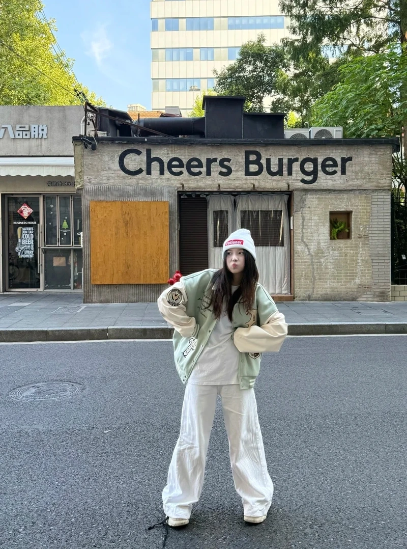 Lên outfit nhanh với áo khoác varsity phối đồ