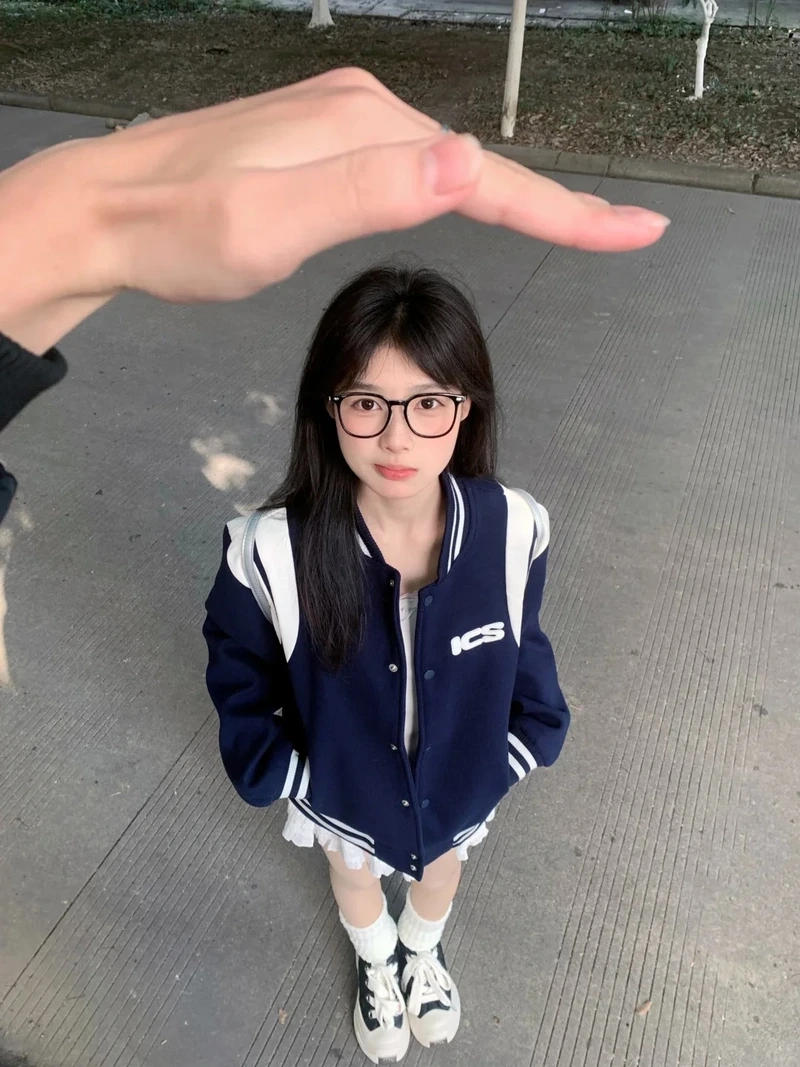 Hơi thở cổ điển từ áo khoác varsity retro