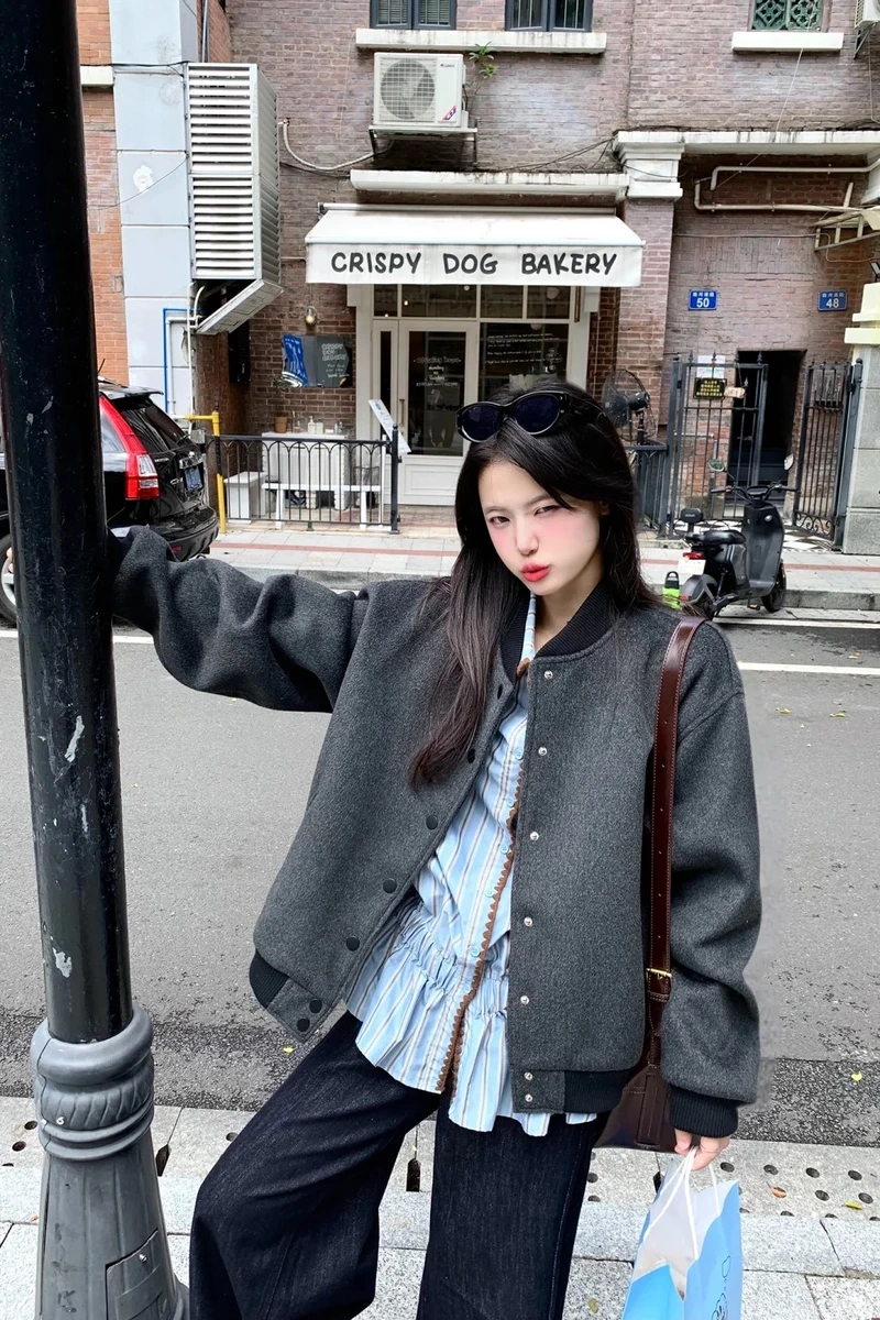 Hơi thở cổ điển từ áo khoác varsity retro