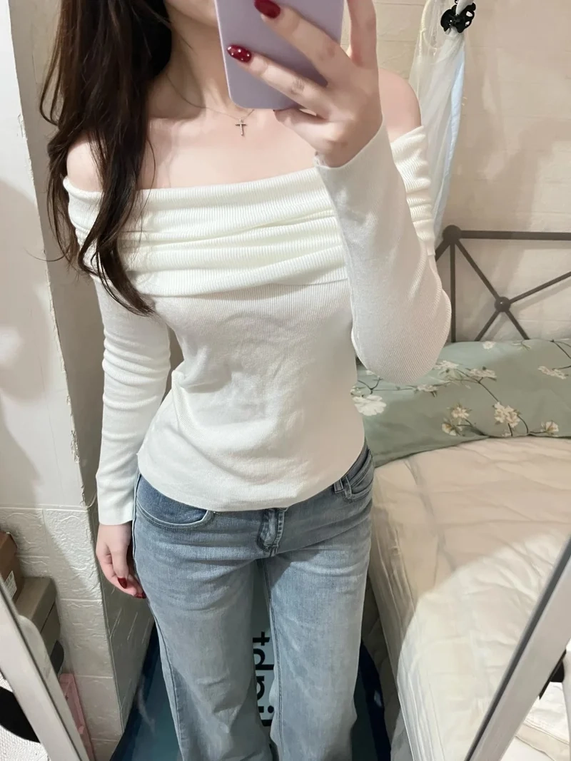 Thoải mái đi chơi cùng áo trễ vai dạo phố