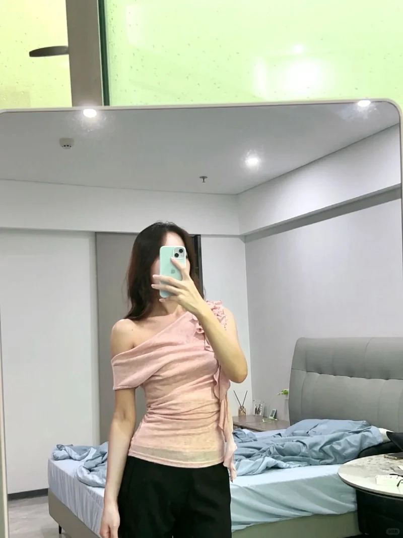 Tối giản mà tinh tế với áo trễ vai basic