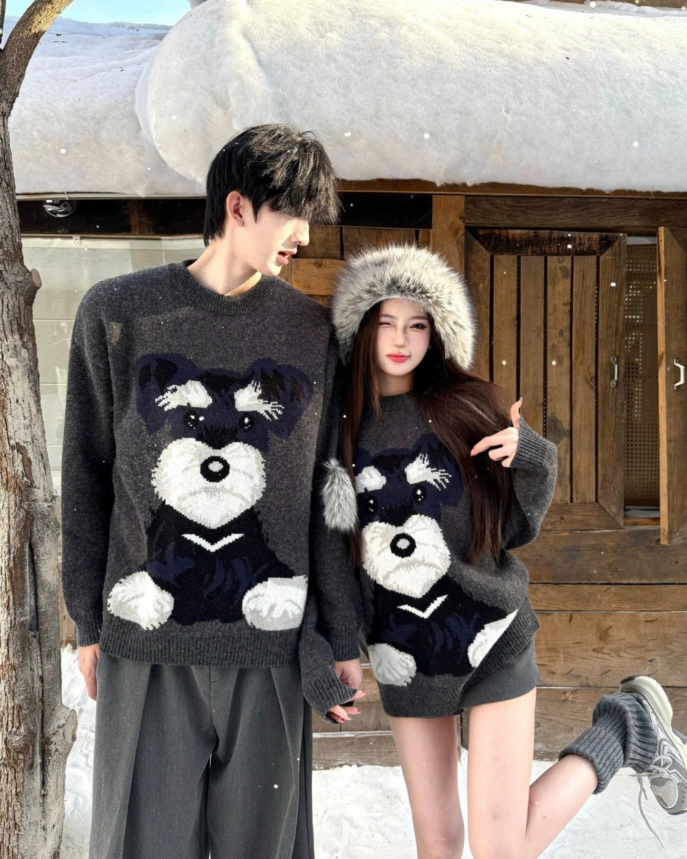 Cặp đôi diện áo len đôi thổ cẩm phong cách dạo phố mùa đông