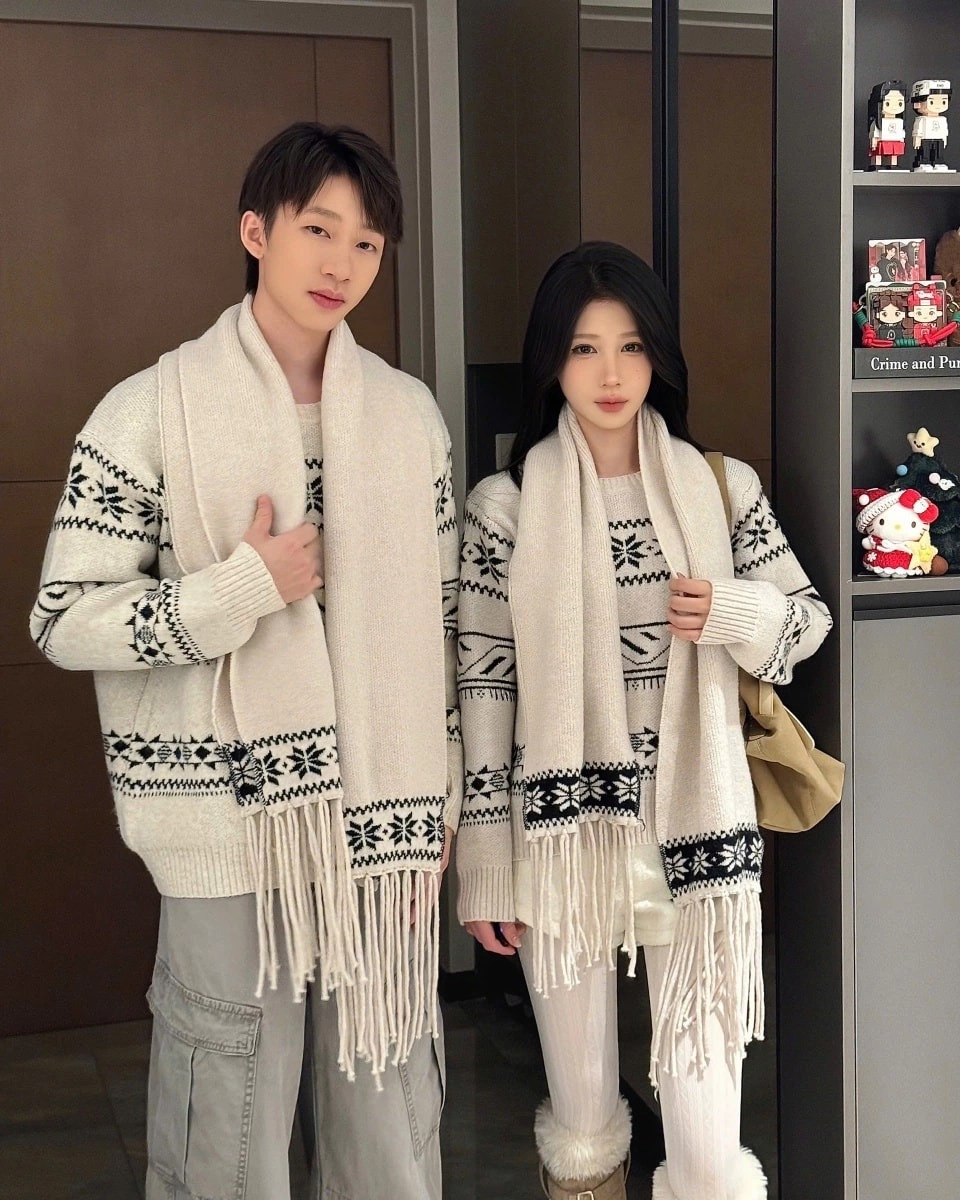 Cặp đôi diện áo len đôi đi sapa trong khung cảnh sương mờ