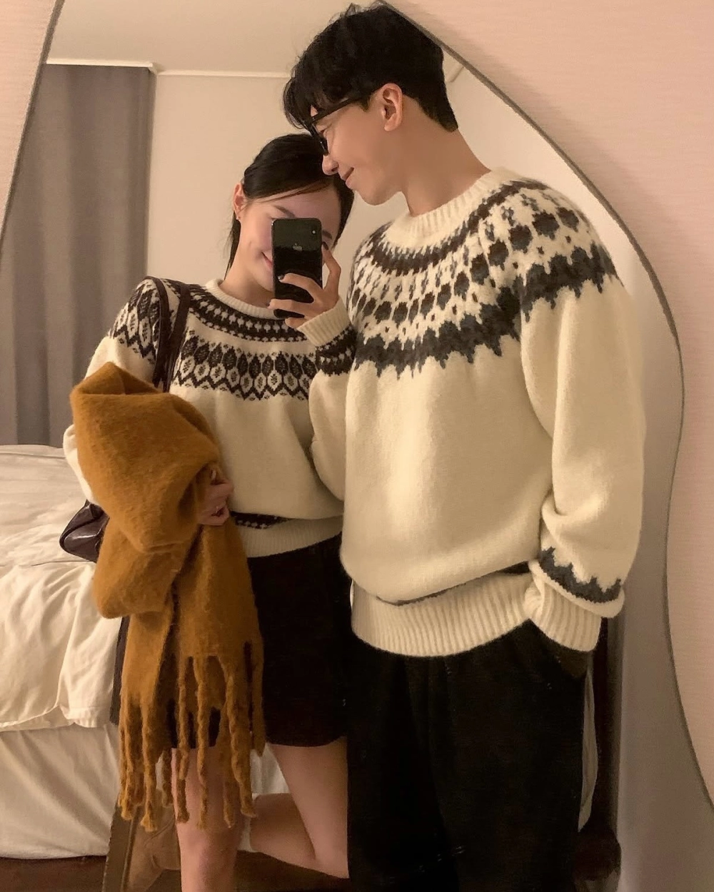 Mẫu áo len đôi họa tiết hình học trẻ trung và năng động