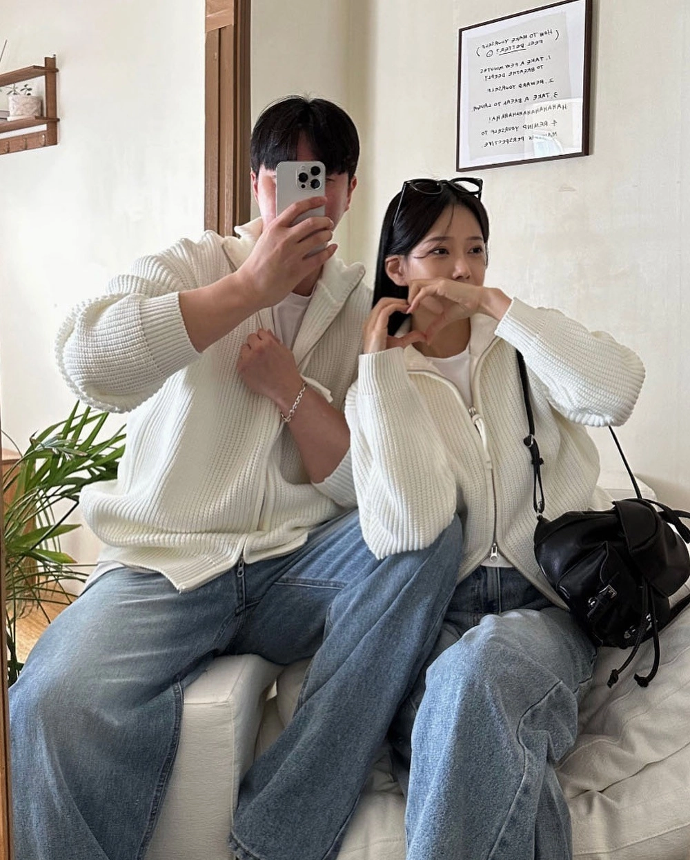 Cách phối áo len đôi cùng khăn choàng cổ ấm áp