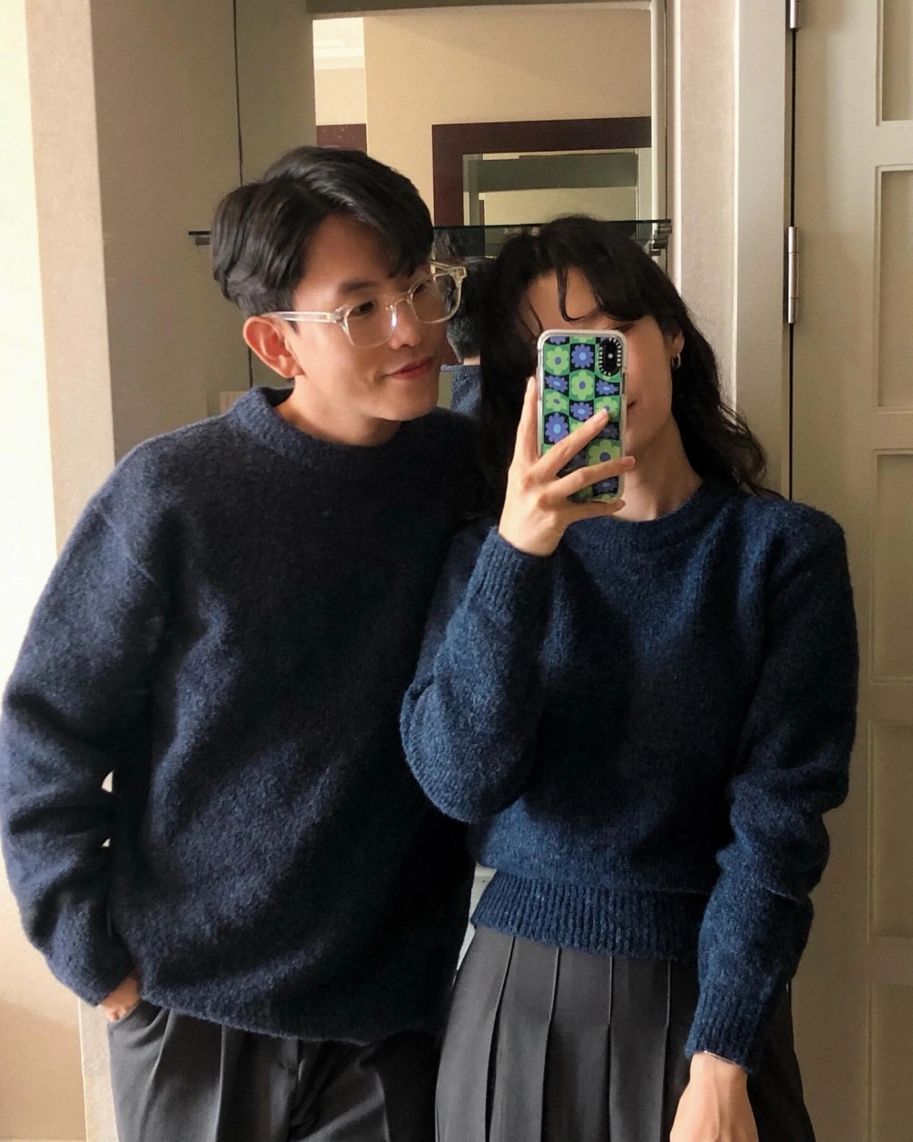 Áo len đôi màu xanh navy thanh lịch cho buổi tối lãng mạn