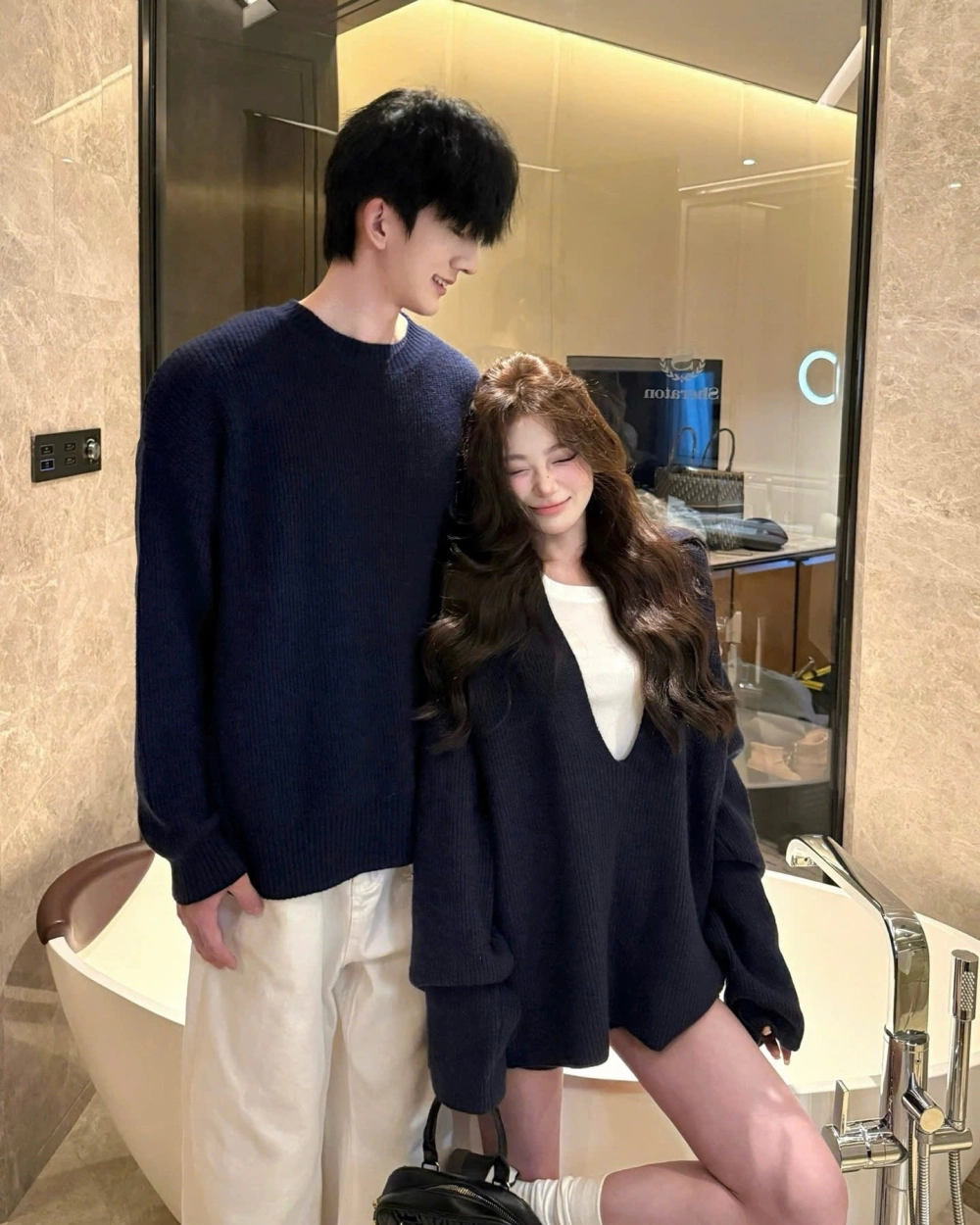 Áo len đôi họa tiết hoa văn cổ điển cho buổi hẹn hò cuối tuần