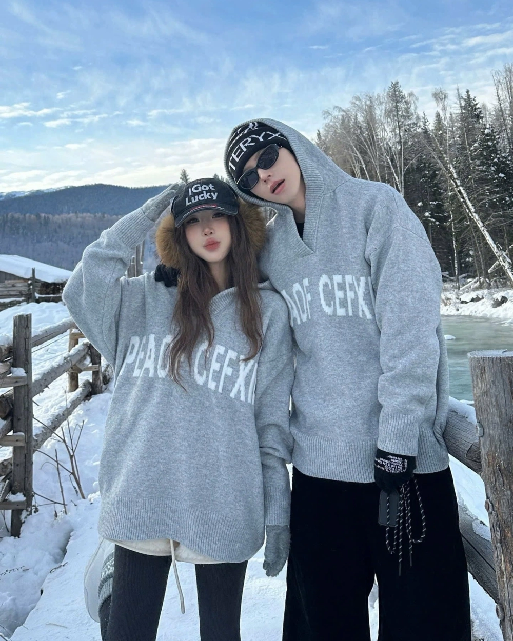 Mẫu áo len đôi cổ lọ màu trắng kem tinh tế và nhã nhặn