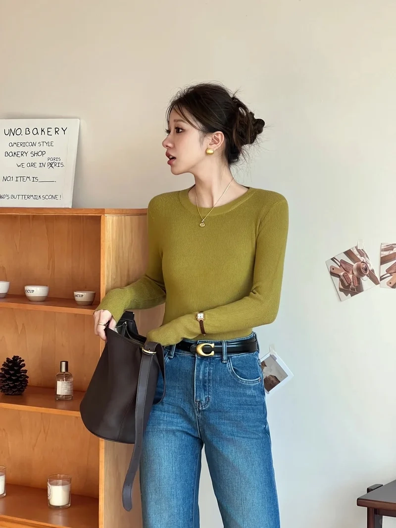 Tôn dáng mọi góc nhìn nhờ áo len tăm mỏng ôm dáng