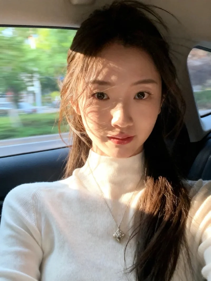 Thoải mái và ấm áp với áo len tăm mỏng mùa thu