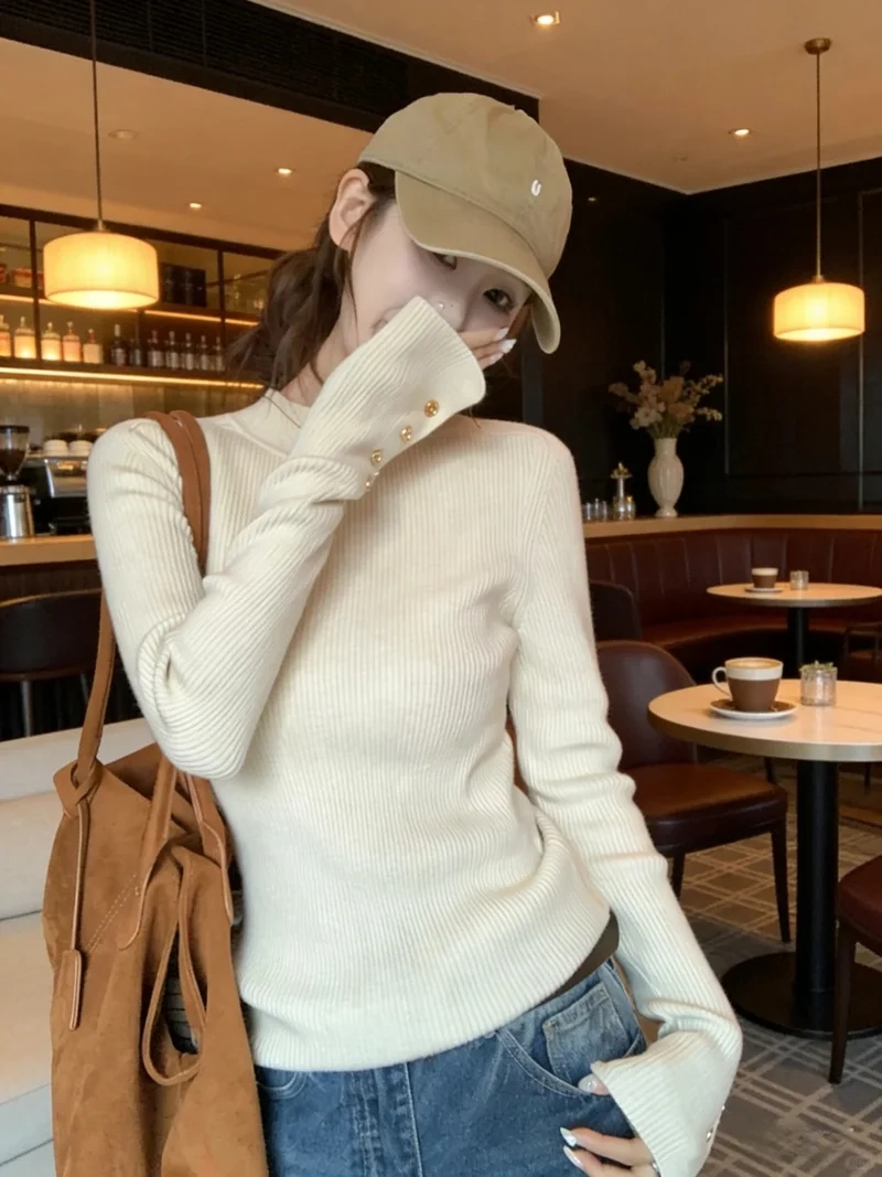 Sáng tạo street style với áo len tăm mỏng street style