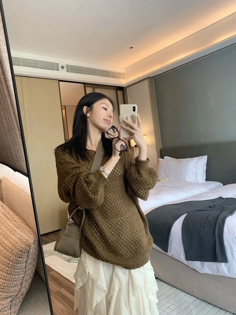 Táo bạo nổi bật nhờ áo lưới xuyên thấu