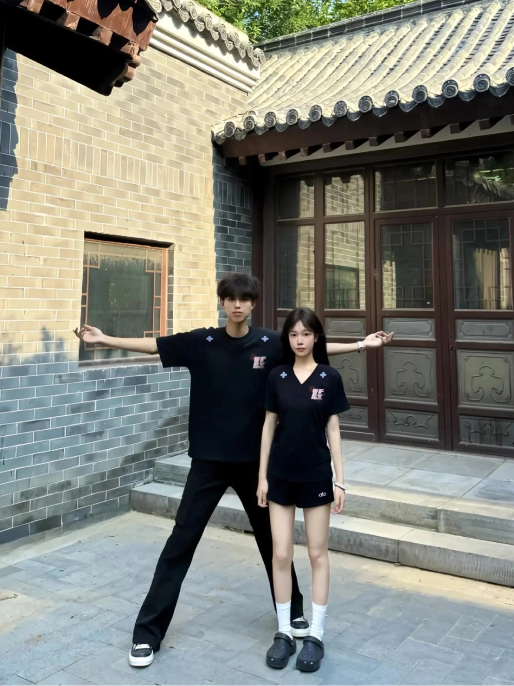 Mẫu áo polo cặp năng động thêu chữ tỉ mỉ