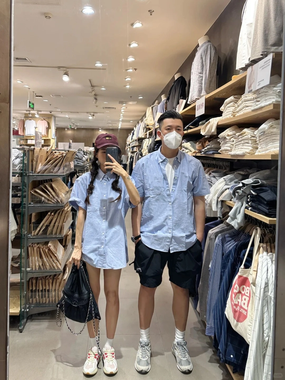 Áo sơ mi cặp mặc dạo phố xuân đầy sức sống