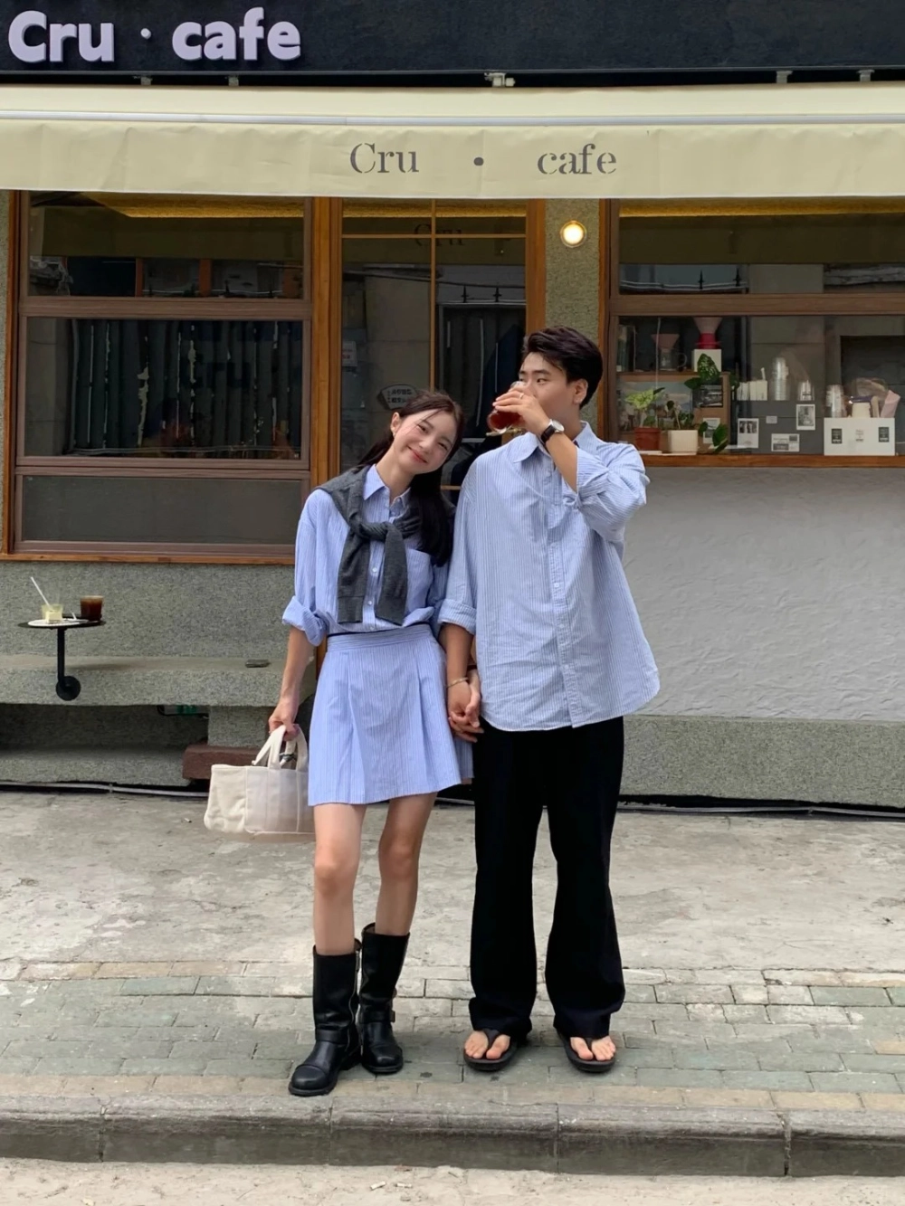 Áo sơ mi cặp thêu tên riêng tinh xảo trên ngực áo