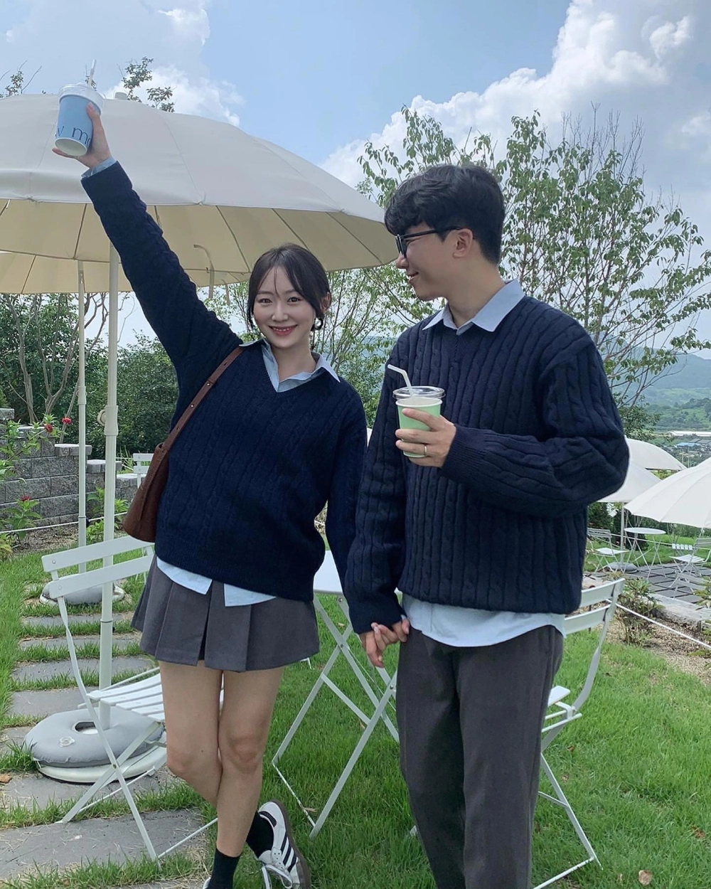 Cặp đôi mặc áo sơ mi cặp vải linen phóng khoáng đi dã ngoại