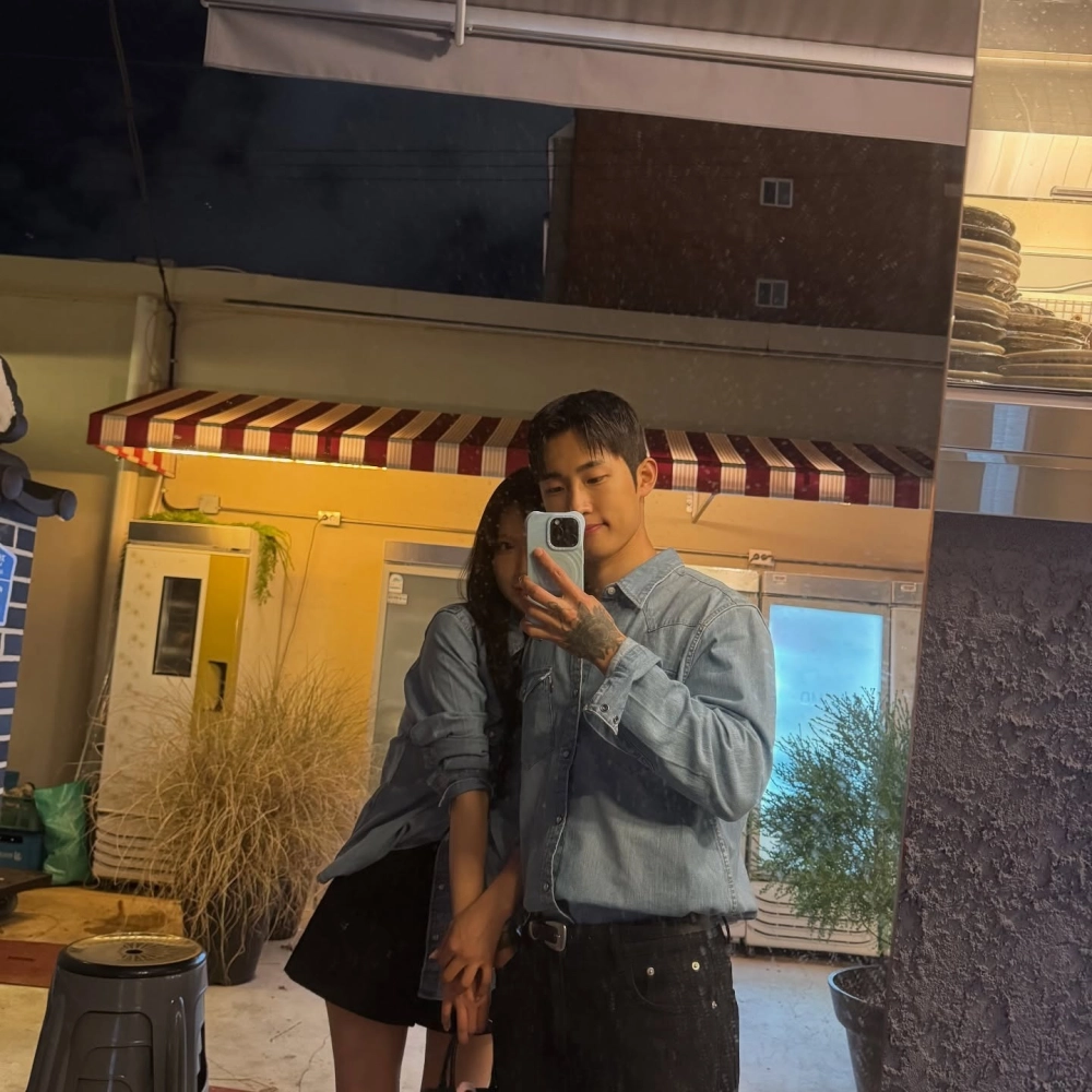 Áo sơ mi cặp cổ tàu mang nét đẹp cổ điển tinh tế