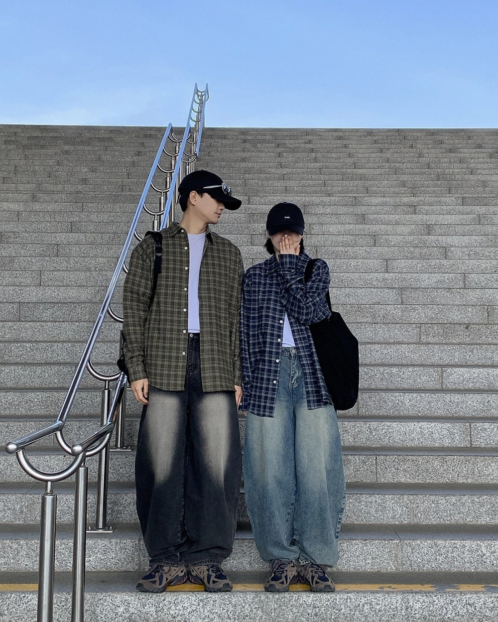 Phối đồ áo sơ mi cặp với quần tây cho nam và chân váy cho nữ