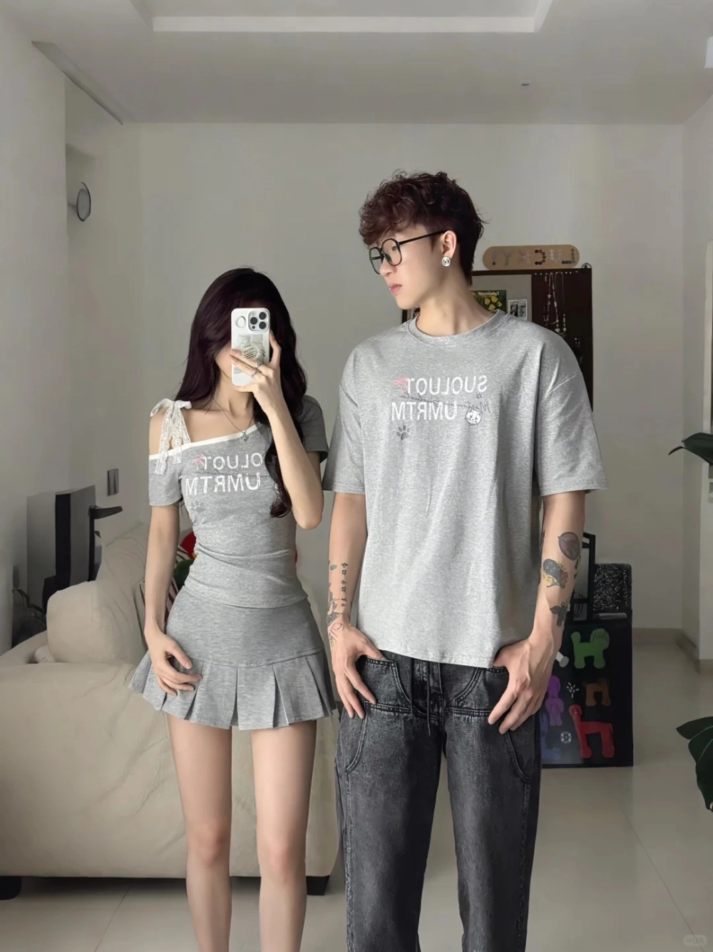 Áo thun cặp tết cho cặp đôi gen z với phong cách hiện đại