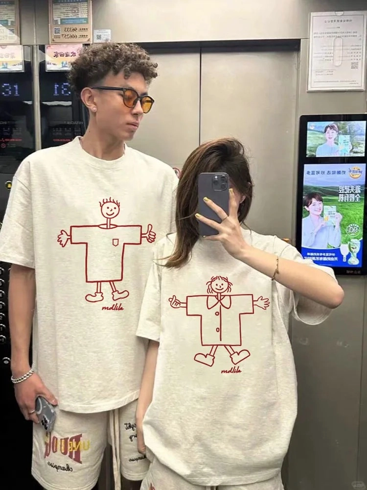 Cặp đôi diện áo thun cặp tết màu vàng rạng rỡ ngày đầu năm