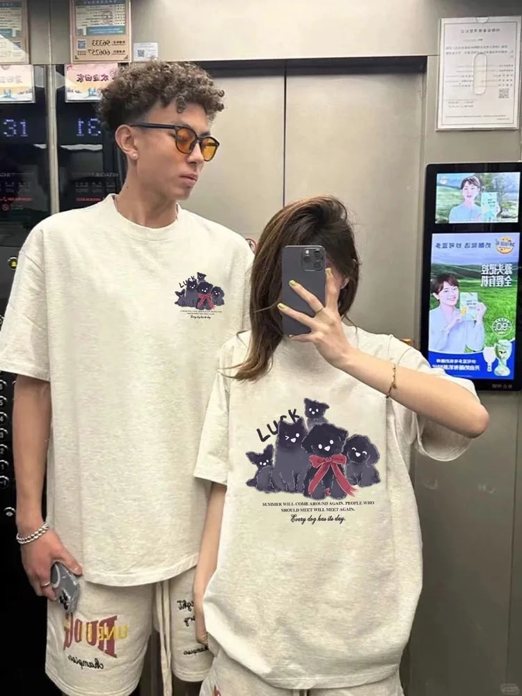 Hình ảnh áo thun cặp tết sống động trong nắng xuân