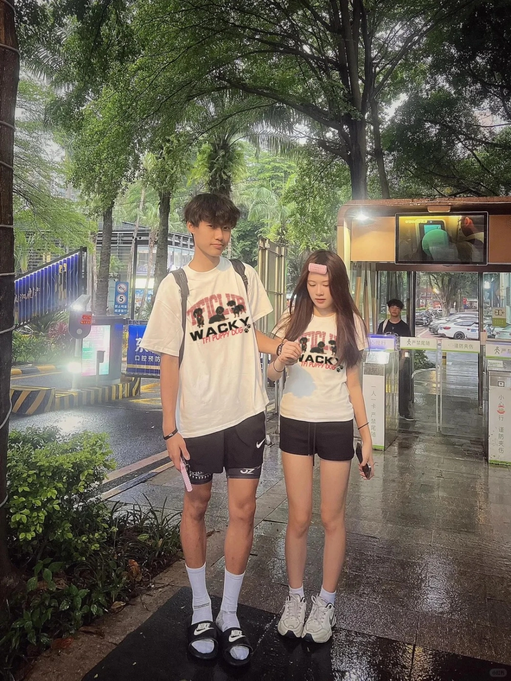 Áo thun cặp tết cho gia đình cùng tông màu đón Tết