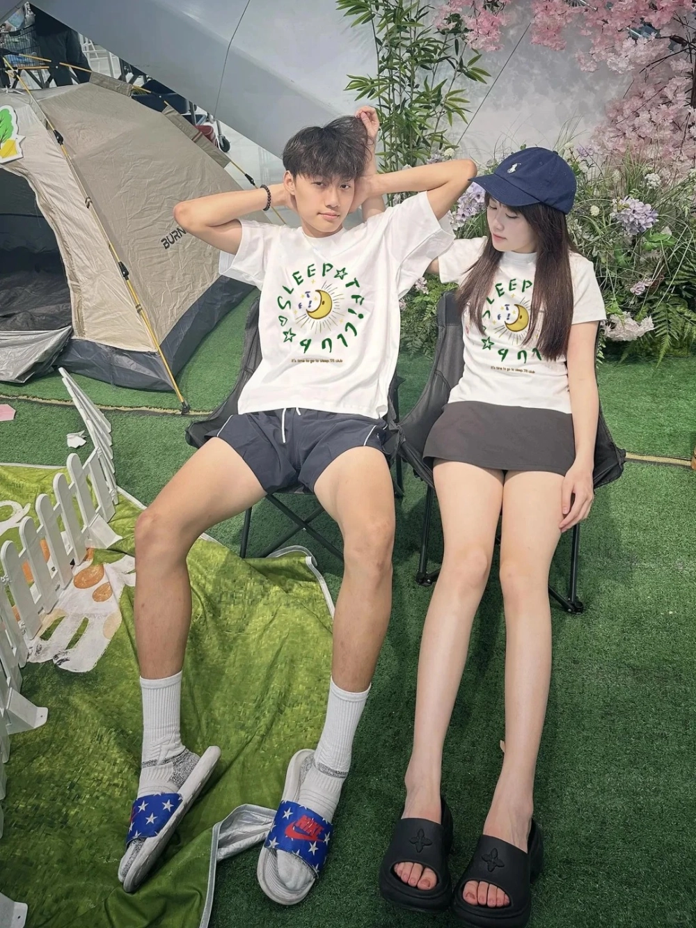 Ảnh áo thun cặp tết đẹp đơn giản phù hợp cho nhiều lứa tuổi