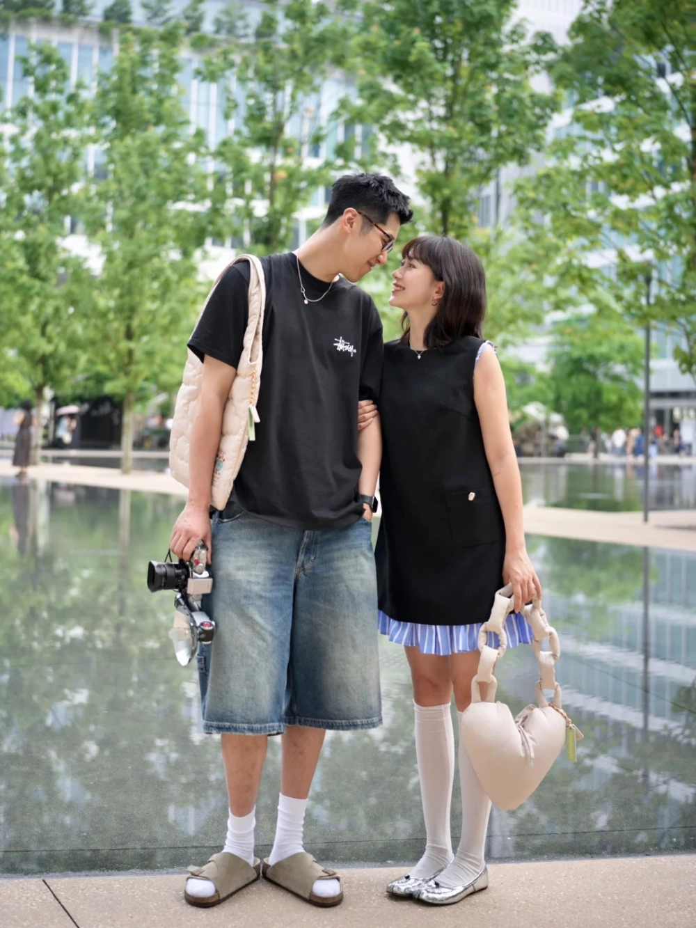 Cách tạo dáng chụp ảnh với áo thun cặp tết cực tình cảm