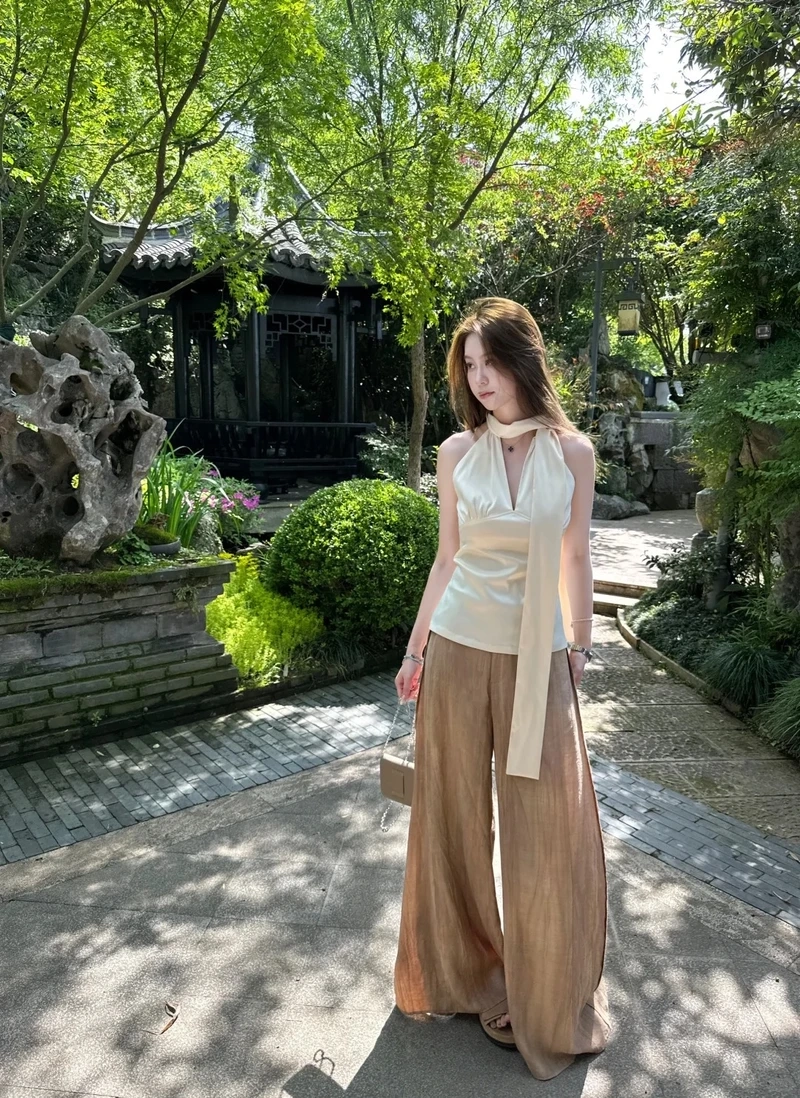 Hiện đại tinh tế cùng áo yếm cách tân