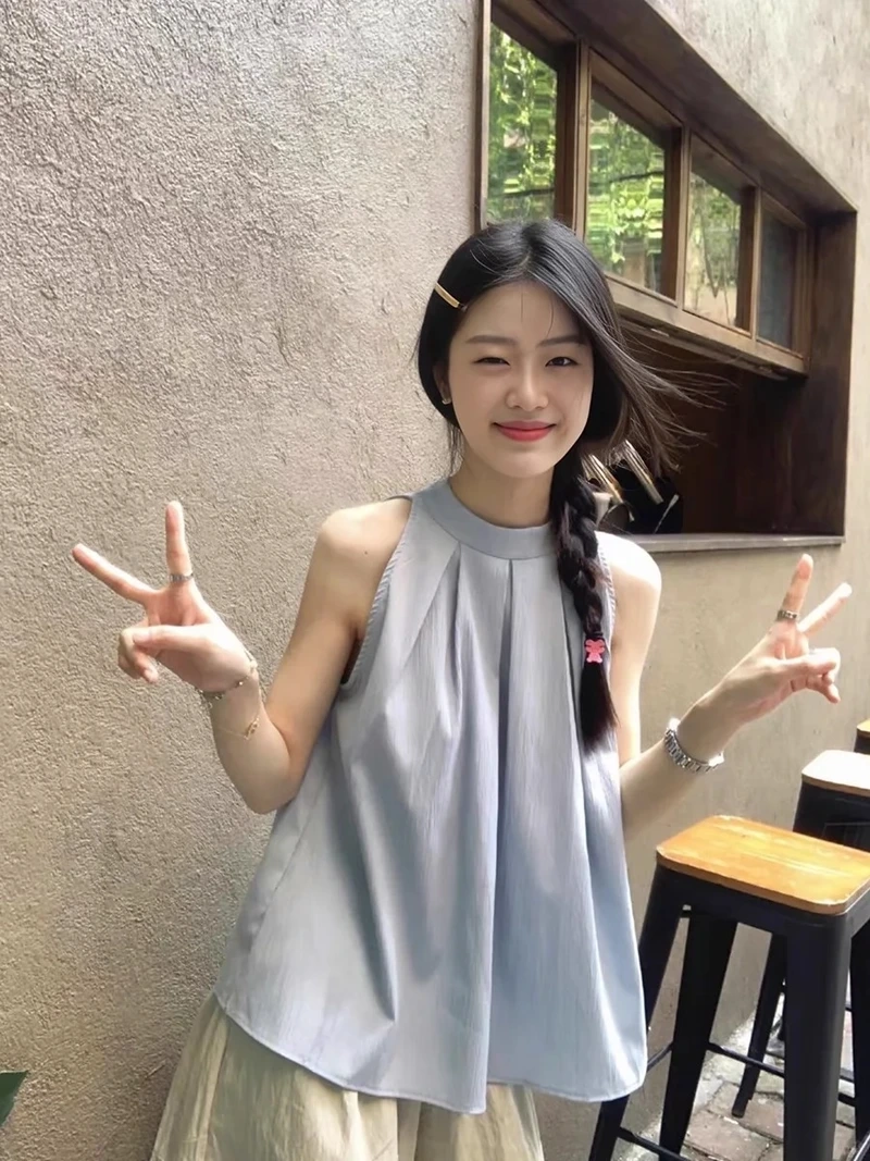 Tôn nét mềm mại bằng áo yếm nữ tính