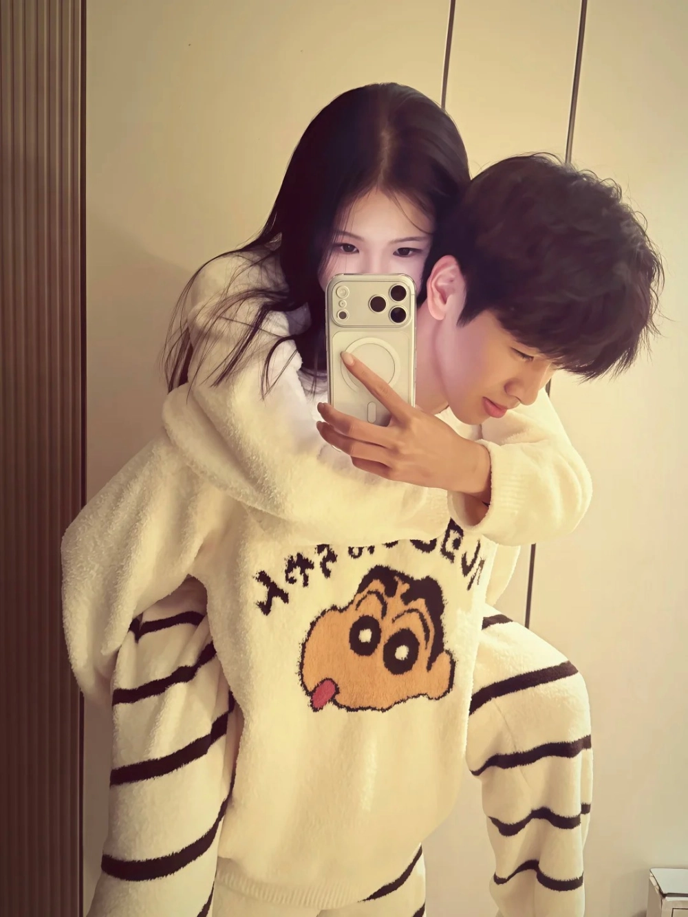 Cách phối đồ ngủ đôi chụp ảnh kỉ niệm đơn giản mà tinh tế