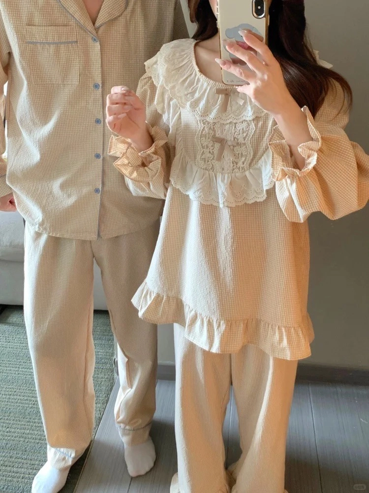 Bộ đồ ngủ đôi ấm áp đón giao thừa trong không gian phòng khách