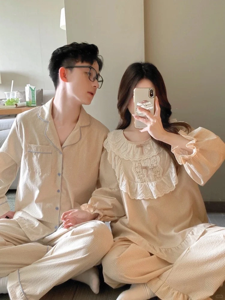 Thiết kế bộ đồ ngủ đôi họa tiết hình ngựa độc đáo cho năm mới