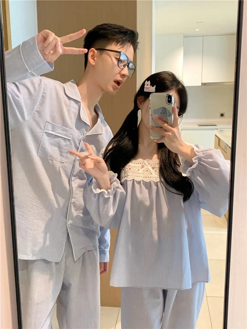 Cặp đôi cùng uống trà trong bộ đồ ngủ đôi ấm áp đón giao thừa