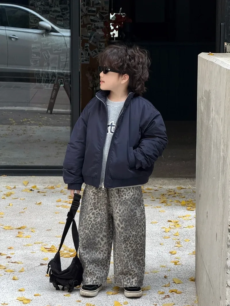 Kiểu phối đồ bé trai quần jean bụi bặm