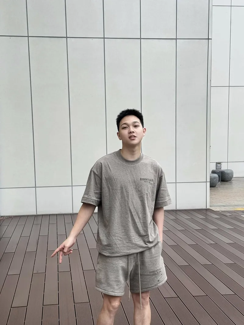 Dùng kem chống nắng và đồ mùa hè