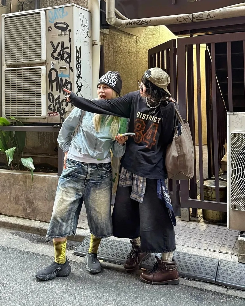 Set phối đồ street style với sneaker