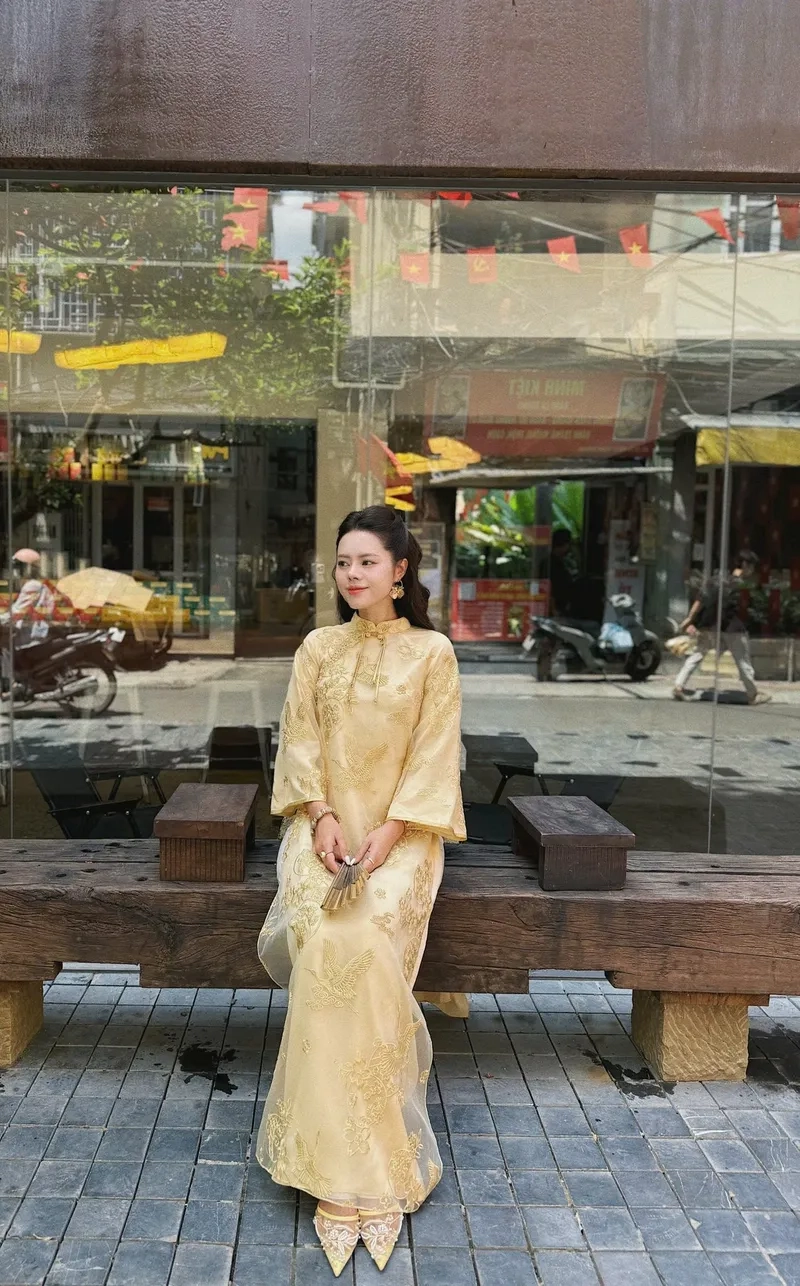 Đôi hài thêu truyền thống tinh xảo