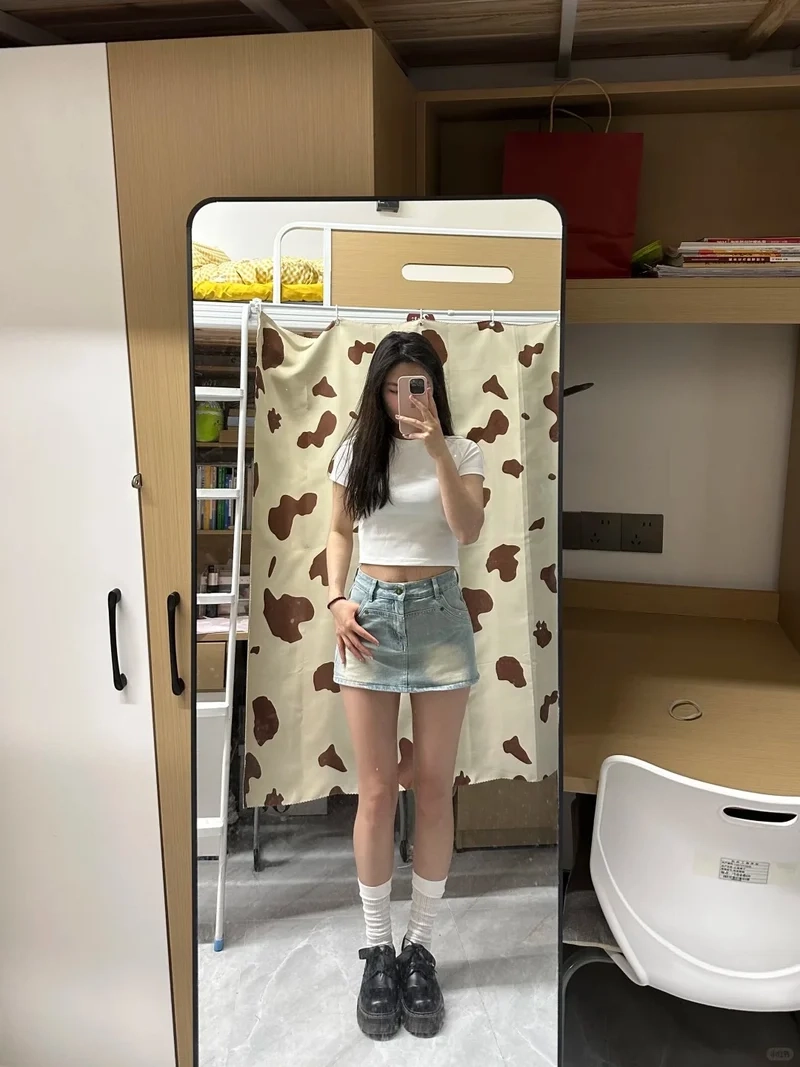 Outfit cơ bản thanh lịch với chân váy chữ A dáng basic