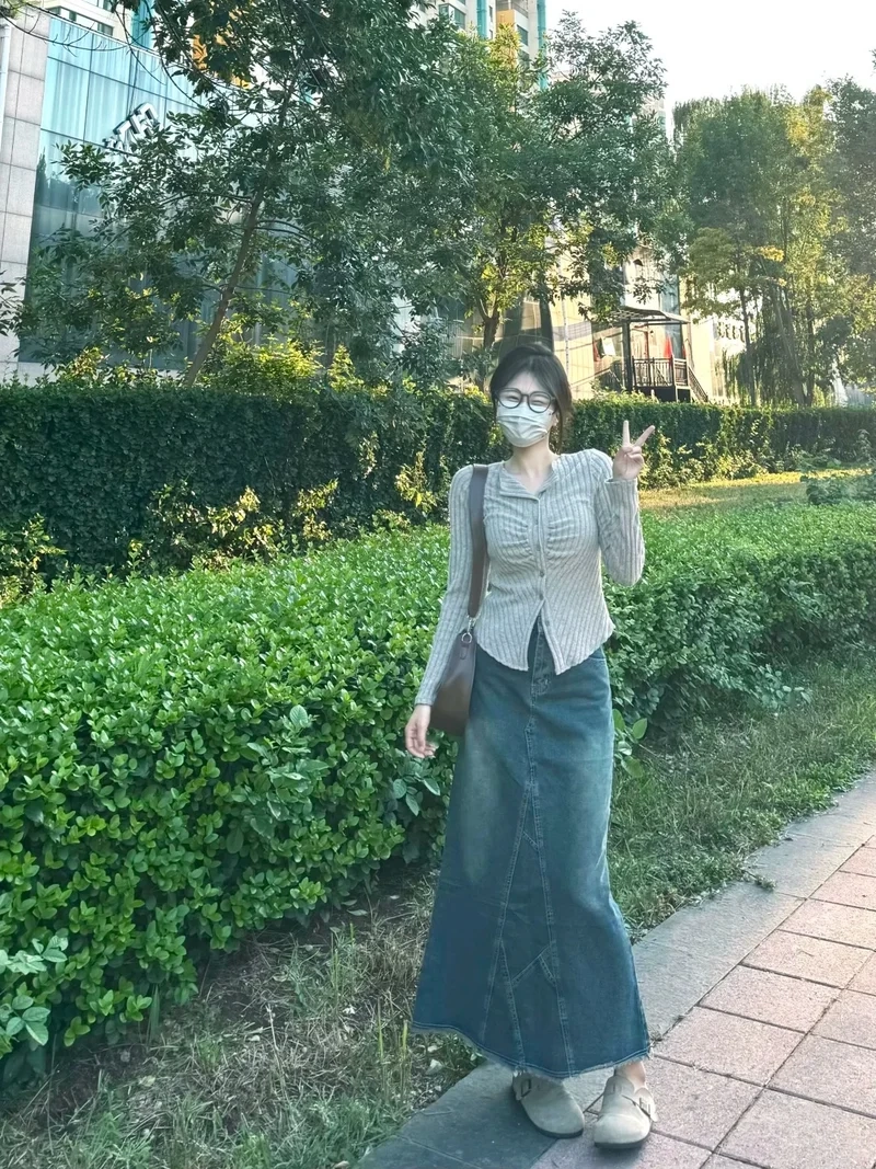 Chuẩn outfit dạo phố cùng chân váy denim dạo phố