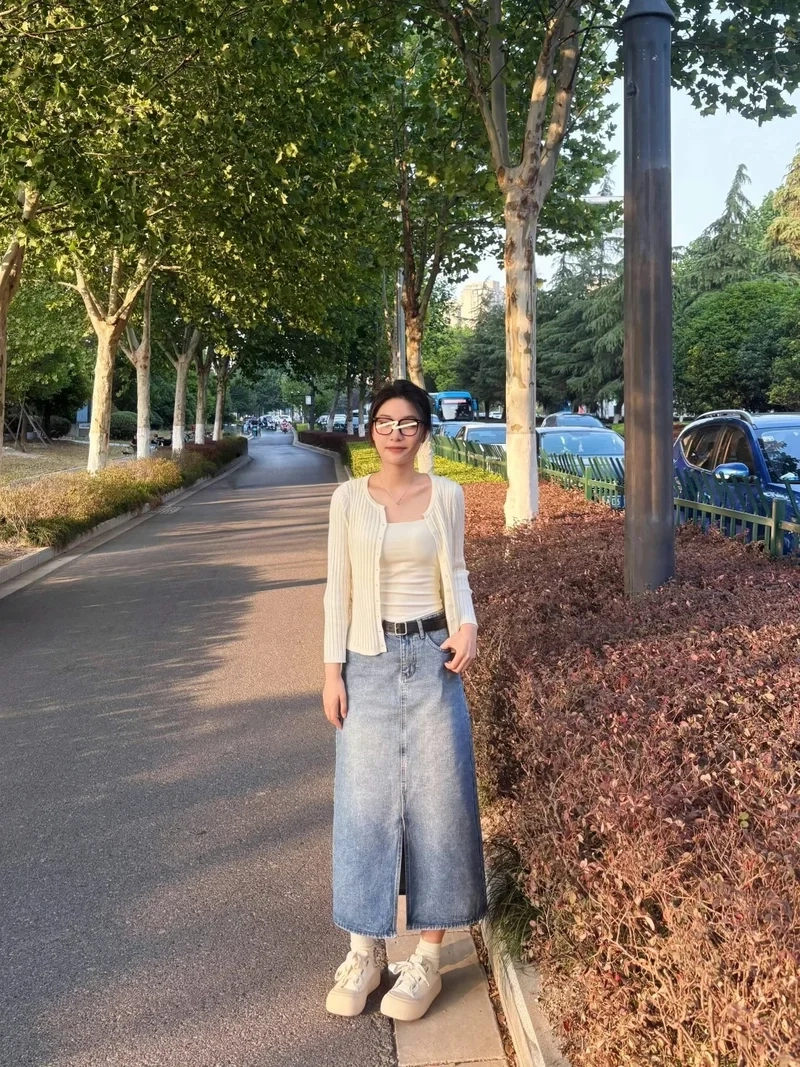 Bắt trend hiện đại nhờ chân váy denim hiện đại