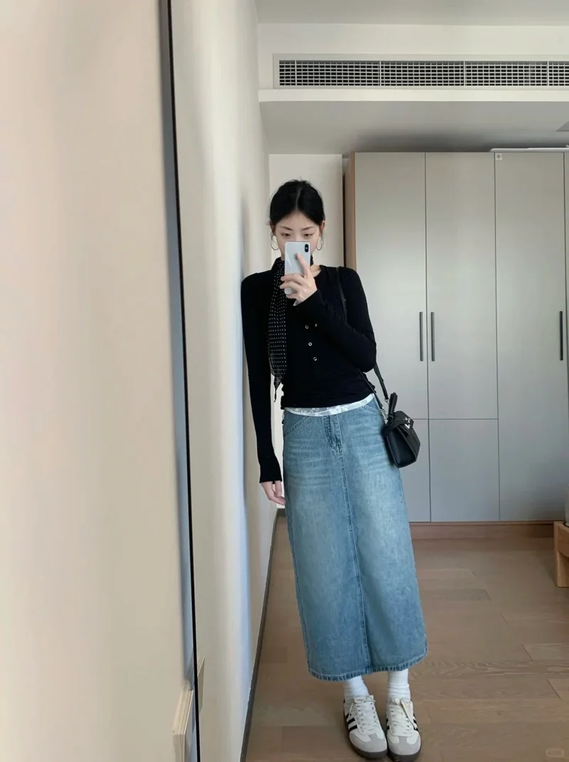 Tối giản dễ mặc nhờ chân váy denim dáng basic