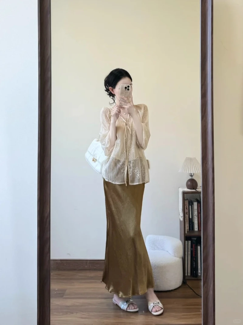 Dịu dàng cuốn hút với chân váy lụa nữ